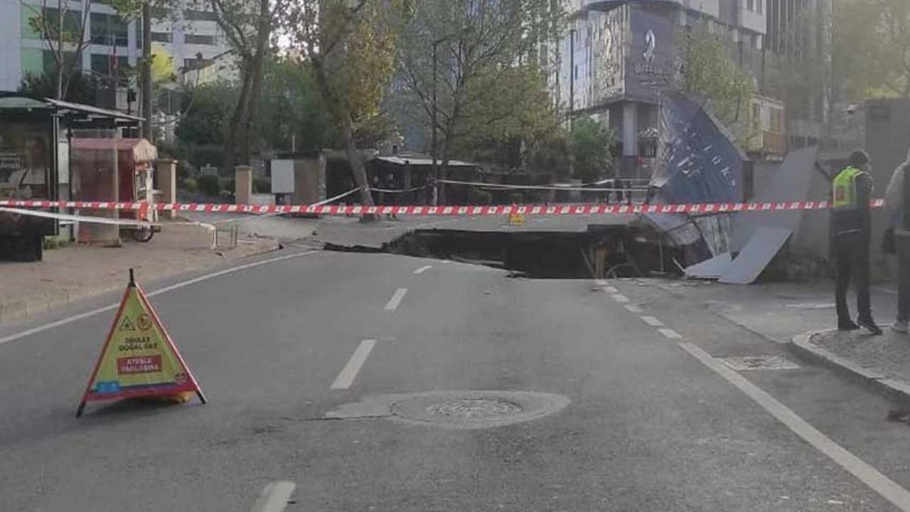 Sarıyer’de Gece Yarısı Alarmı: Cadde Çöktü, Trafik Durdu