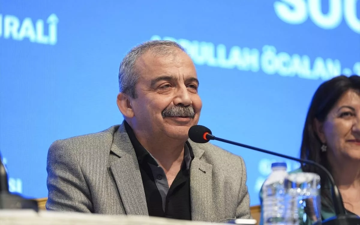 Sırrı Süreyya Önder'e Suikast Girişimi İddiası! Aracında Tehlikeli Düzeneğe Rastlandı