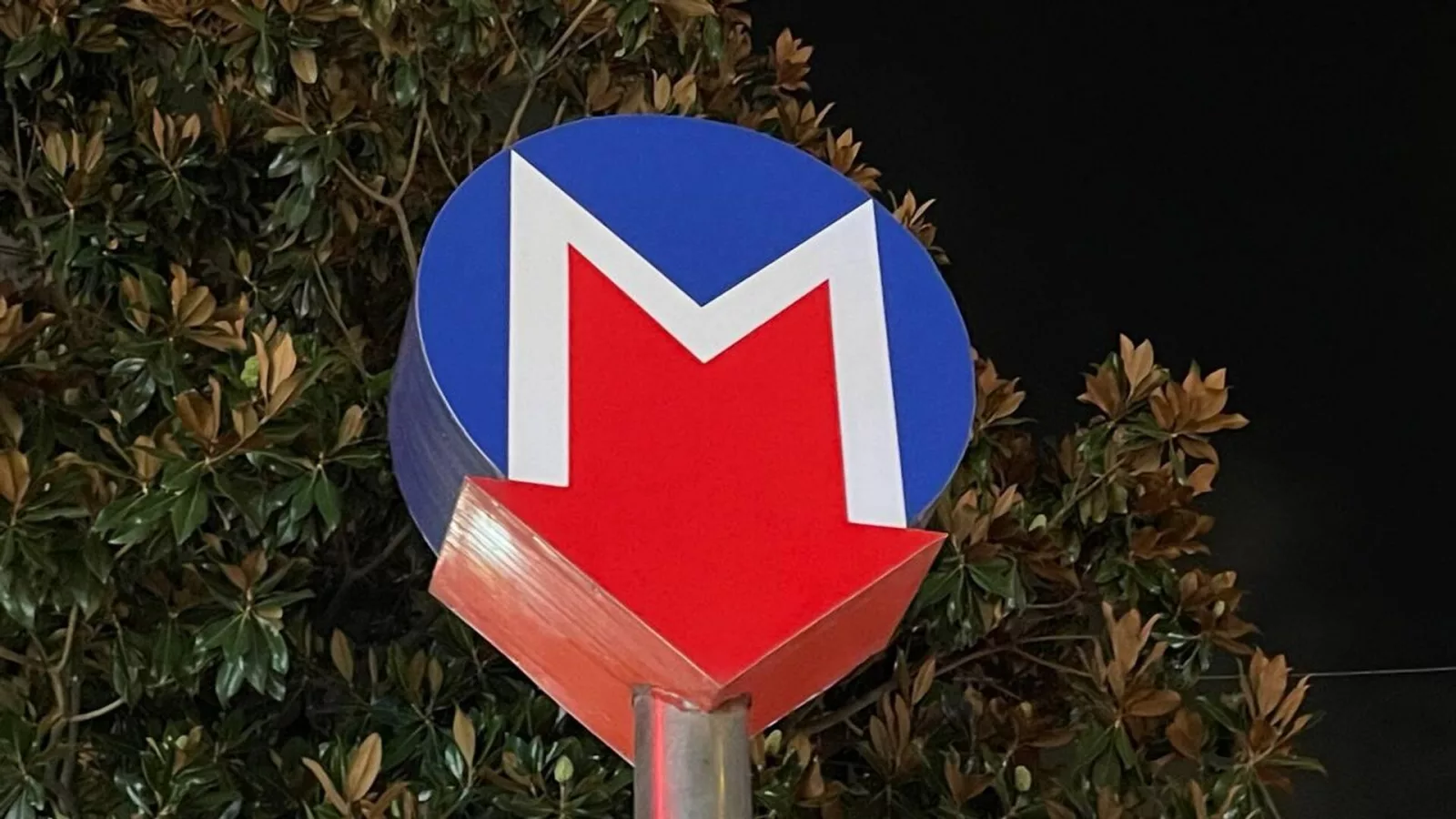 Taksim ve Şişhane Metro İstasyonları Sürpriz Şekilde Kapatıldı