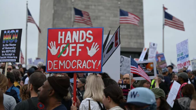 ABD'de Trump Protestosu Büyüyor: Ulusal Muhafızlar Sokaklara İndi!