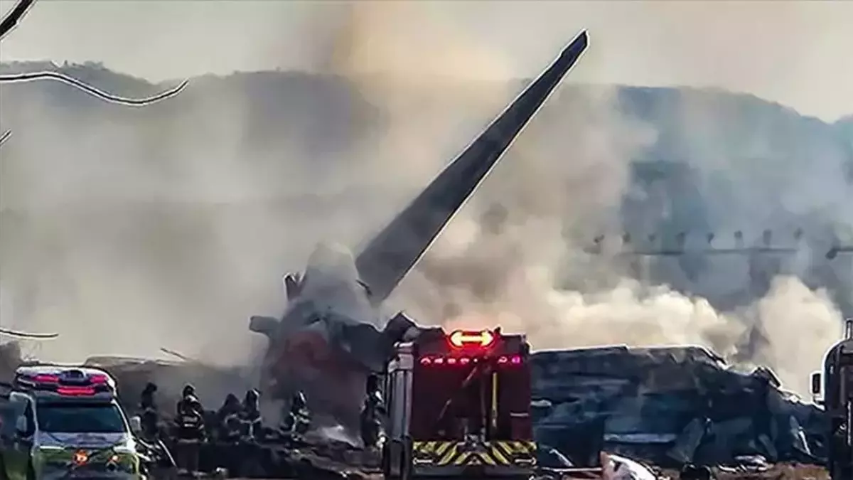 Hindistan’da 242 Yolcusu Bulunan Uçak Düşerek Facia Yaşandı