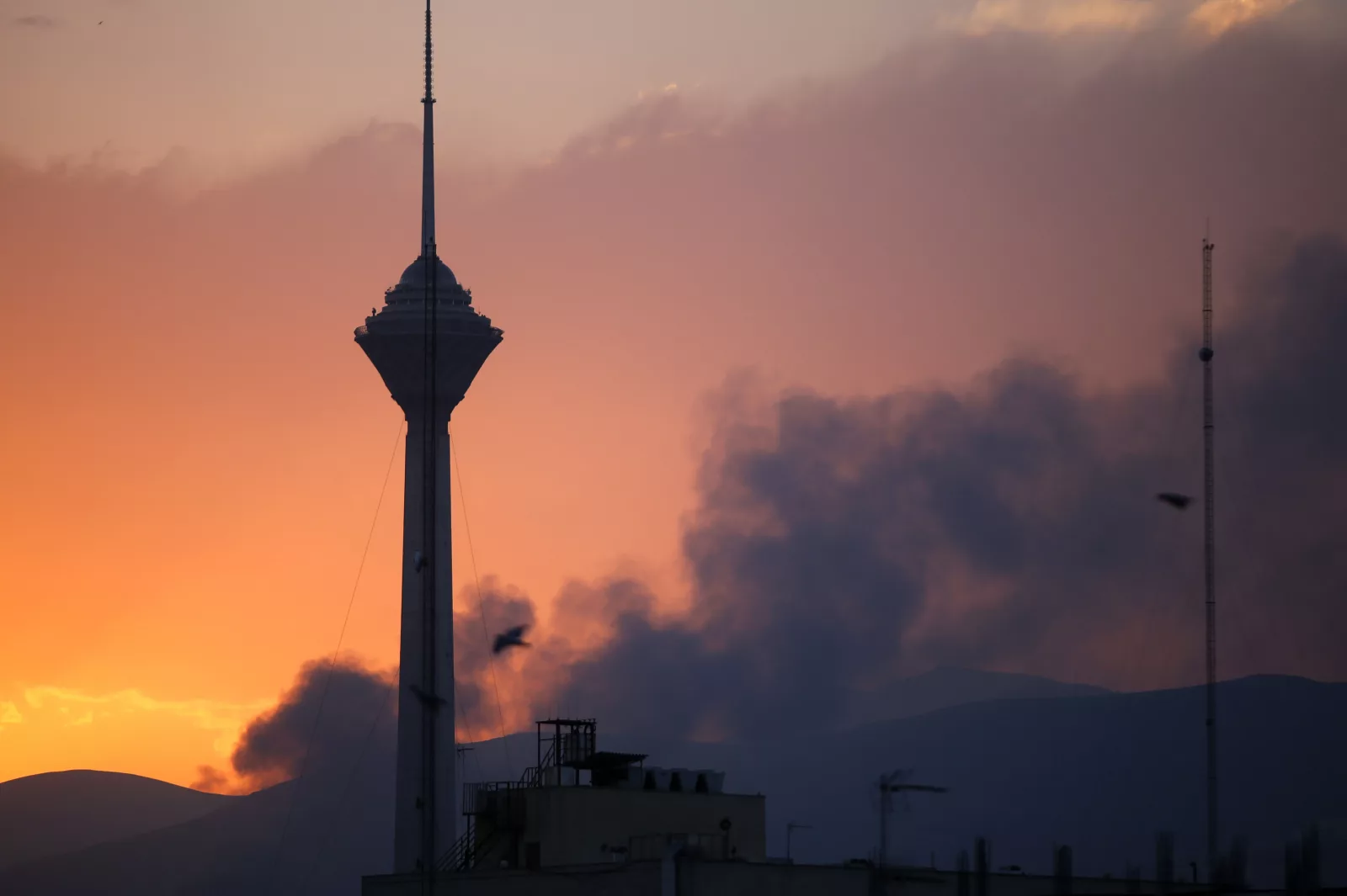 İran Devlet Televizyonuna Canlı Yayında Saldırı: Alevler İçinde Kalan Bina, Savaşın Yeni Safhasını Başlattı!