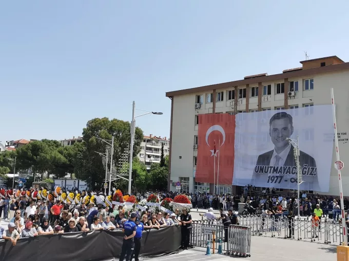 Meydanlar Doldu Taştı: Ferdi Zeyrek’e Veda İçin On Binlerce Kişi Manisa'da Toplandı