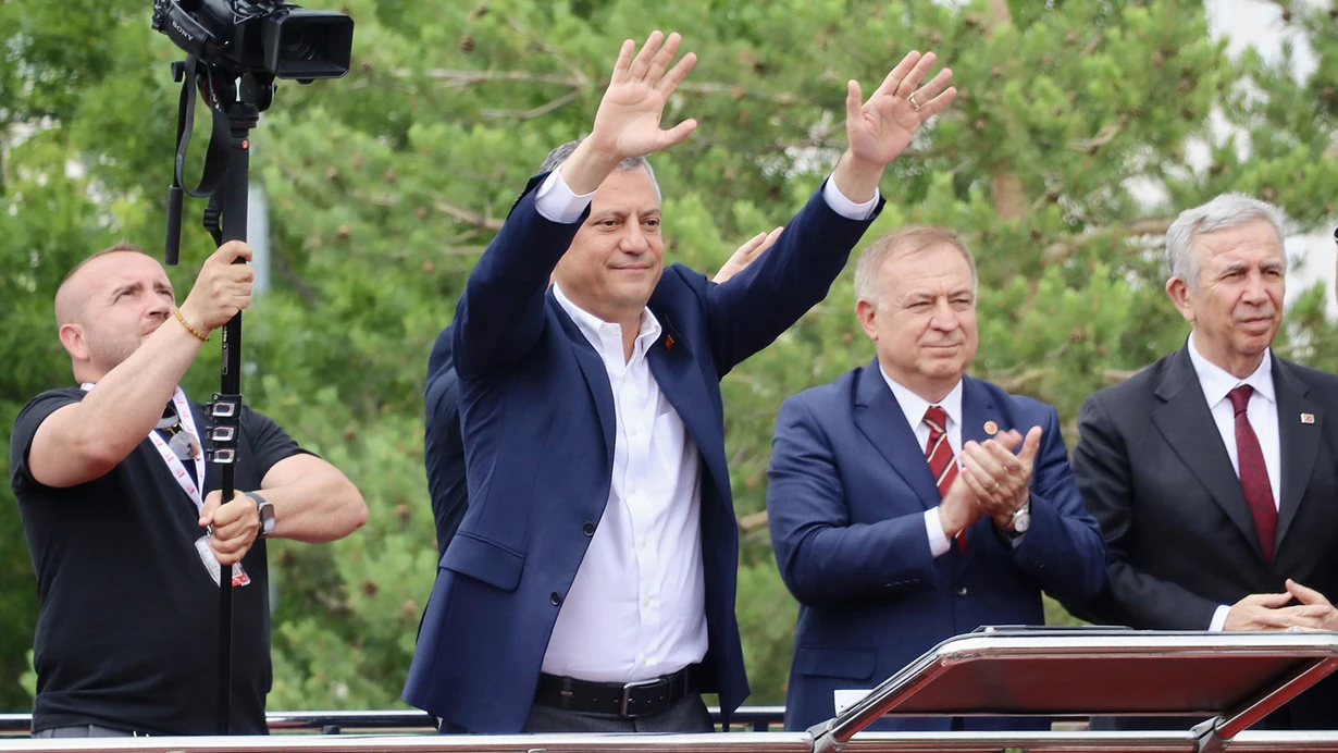 Özgür Özel’den Babalar Günü’ne Anlamlı Jest: Eski CHP Liderlerine Sürpriz Kutlama!