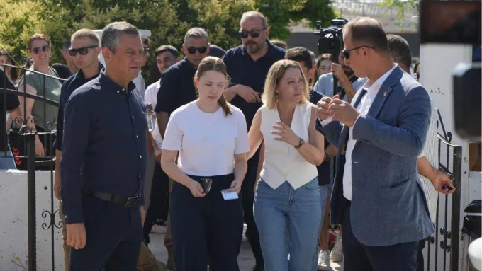 Özgür Özel'den Duygulandıran Destek: Nehir Zeyrek'e Yine Eşlik Etti