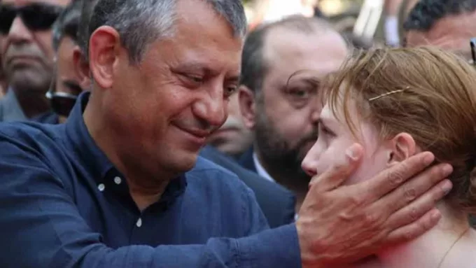 Özgür Özel’den Duygulandıran Destek: Nehir Zeyrek’i Sınav Sabahı Yalnız Bırakmadı