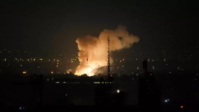 Tahran'da Geceyi Aydınlatan Şok Patlama! İran'da Güvenlik Alarmı Verildi